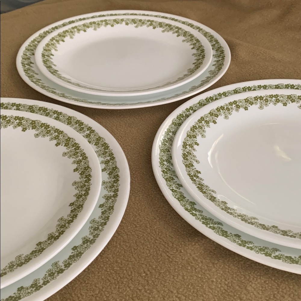 Corelle dinner plates in the vintage Spring Blossom Green pattern/"Crazy Daisy” - Picture 5 of 7